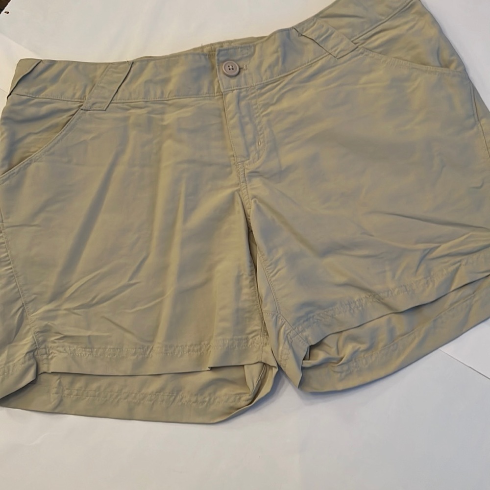 Columbia Ladies Kahki Color PFG Shorts Size L